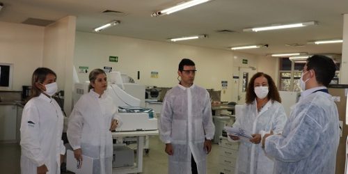 Presidente do CRFTO faz visita técnica aos profissionais farmacêuticos do LACEN