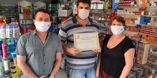 Farmacêutico é reconhecido pelo CRFTO pelo trabalho prestado em meio a pandemia com doações de álcool em gel para pessoas carentes