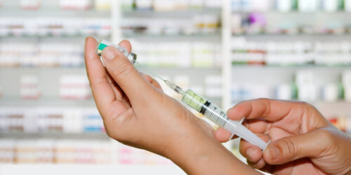 Justiça mantém resolução do CFF sobre vacinação por farmacêuticos e rejeita recurso do COFEN
