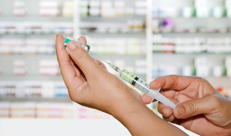 Justiça mantém resolução do CFF sobre vacinação por farmacêuticos e rejeita recurso do COFEN