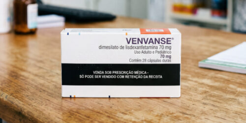 Indicação de medicamentos por influenciadores preocupa especialistas e aumenta risco de uso indevido